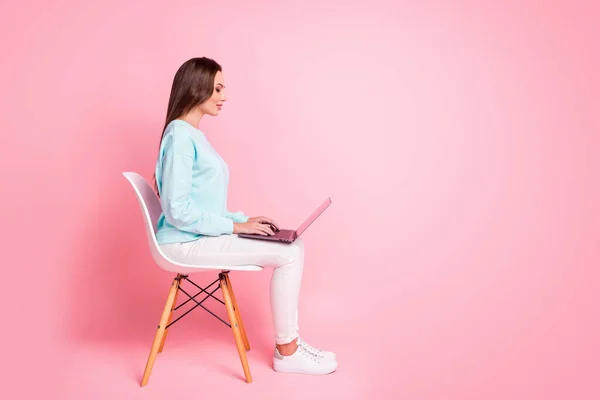 Teljes test profil fotó pozitív hölgy megjelenés képernyő gépelés üzenet világos kék pulóver elszigetelt rózsaszín szín háttér — Stock Fotó