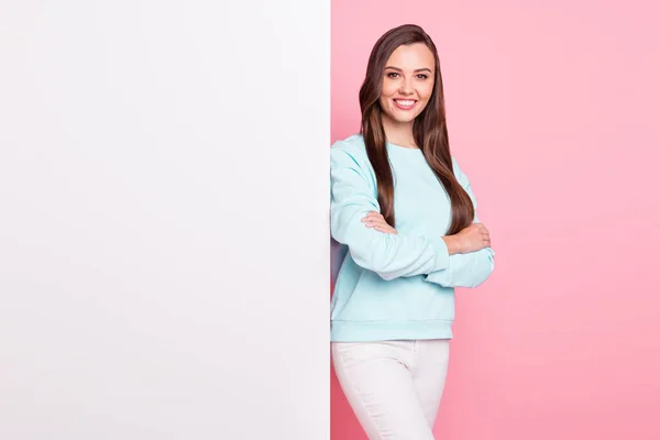 밝은 여자가서 있는 행복 한 사진, 분홍색 배경에 고립된 흰색 종이 플래카드 복사 공간 정보를 건넌 사진 — 스톡 사진