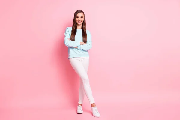 Foto de cuerpo completo de la atractiva dulce joven cruzó brazos encantadora sonrisa aislada sobre fondo de color rosa pastel —  Fotos de Stock