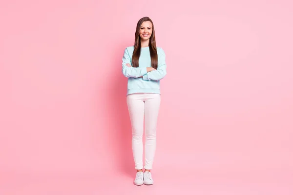 Full storlek foto av glada charmiga flicka härlig leende korsade händerna isolerade på pastell rosa färg bakgrund — Stockfoto