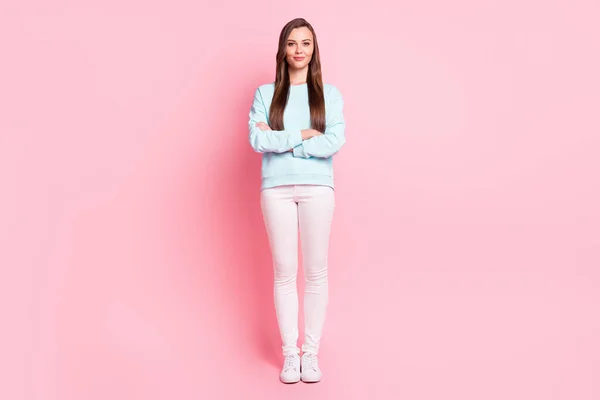 Lunghezza completa foto di donna fiduciosa piegato braccia serio viso usura blu maglione bianco pantaloni scarpe isolate su sfondo di colore rosa — Foto Stock