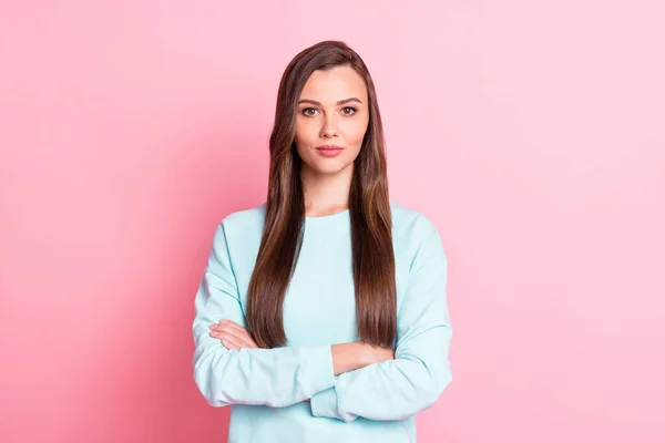 Foto di splendida attraente giovane donna mani piegate viso calmo indossare maglione blu isolato su sfondo di colore rosa pastello — Foto Stock