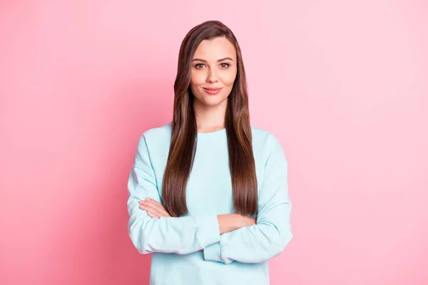 Foto de mujer joven confiada seria doblado manos usar suéter azul aislado sobre fondo de color rosa pastel —  Fotos de Stock