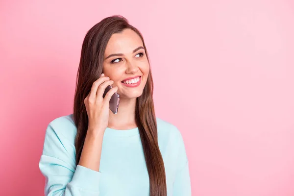 Fénykép a vonzó fiatal nő talk smartphone néz üres hely jó hangulat elszigetelt rózsaszín szín háttér — Stock Fotó