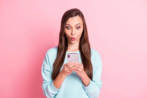 Foto van geschokt mooi bruin haar jonge vrouw informatie verkoop hold telefoon geïsoleerd op pastel roze kleur achtergrond — Stockfoto