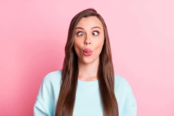 Foto di attraente allegro divertente giovane signora fare funky faccia smorfia lingua fuori isolato su sfondo di colore rosa — Foto Stock