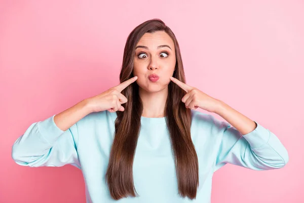 Foto van funky speelse jonge dame wijzen vingers wangen houden adem kruis ogen geïsoleerd op pastel roze kleur achtergrond — Stockfoto