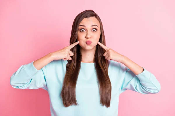 Foto van speelse schattige jonge vrouw houden punt vingers wangen lucht goed humeur geïsoleerd op roze kleur achtergrond — Stockfoto