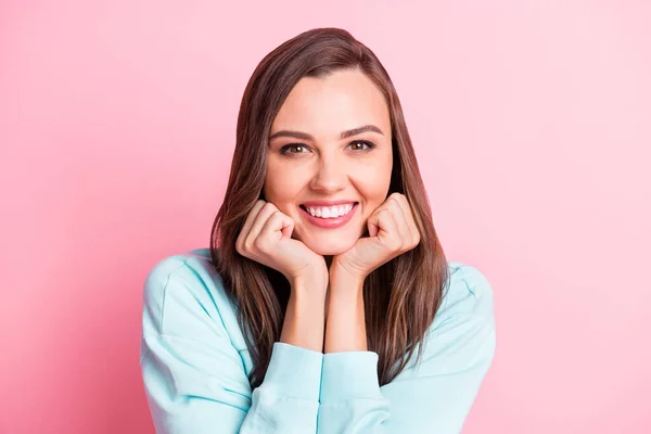 Foto de adorable mujer joven atractiva sostiene los puños mejillas buen humor sonrisa aislada en el fondo de color rosa —  Fotos de Stock