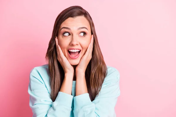 Foto de mujer bonita asombrada mirada espacio vacío agarrar las mejillas aisladas en pastel brillo color rosa fondo —  Fotos de Stock