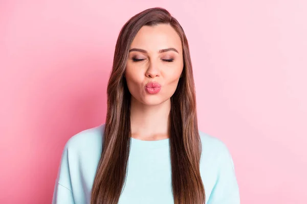 Foto di affascinante civettuola giovane signora inviare aria bacio chiuso occhi usura pullover isolato su sfondo di colore rosa — Foto Stock