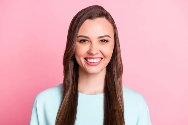 Foto di allegra attraente giovane donna sorridente capelli lunghi isolati su sfondo rosa pastello — Foto Stock