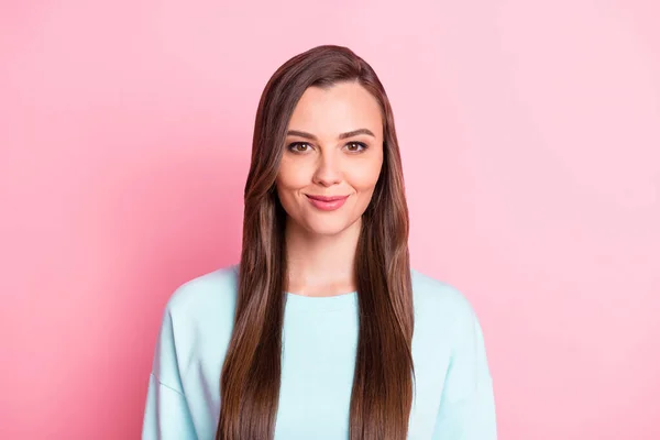 Foto de mujer joven bastante alegre usar suéter azul buen humor sonrisa aislada sobre fondo de color rosa pastel — Foto de Stock