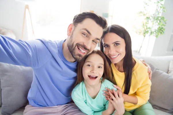 Foto de familia alegre sonrisa positiva feliz hacer selfie grabar video disfrutar de tiempo juntos sentarse sofá en el interior — Foto de Stock