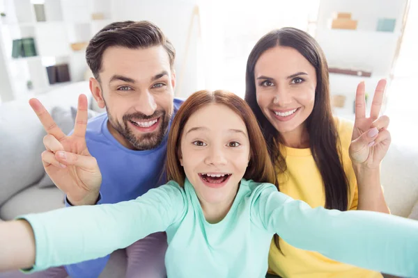 Foto von jungen fröhlichen Familie glücklich positives Lächeln haben Spaß machen Selfie zeigen Frieden cool V-Zeichen drinnen — Stockfoto