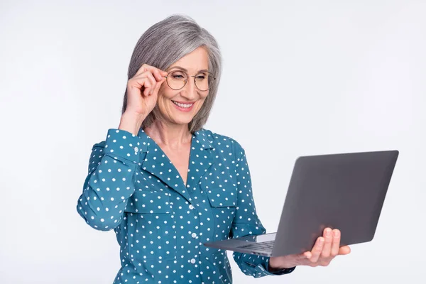 Photo portrait of senior business woman smiling working on laptop reading information isolated on white color background — Stock Photo, Image