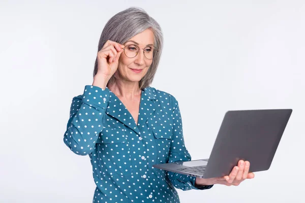 Photo de bonne humeur femme d'affaires heureuse dans des lunettes de travail dans un ordinateur portable nouveau projet isolé sur fond de couleur grise — Photo