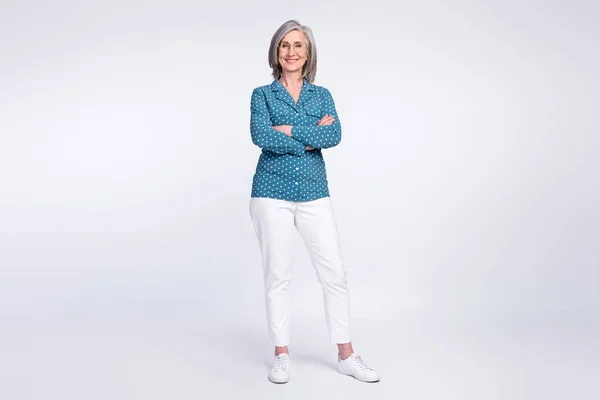 Foto portret van senior dame glimlachen zelfverzekerd met gekruiste vingers geïsoleerd op witte kleur achtergrond — Stockfoto