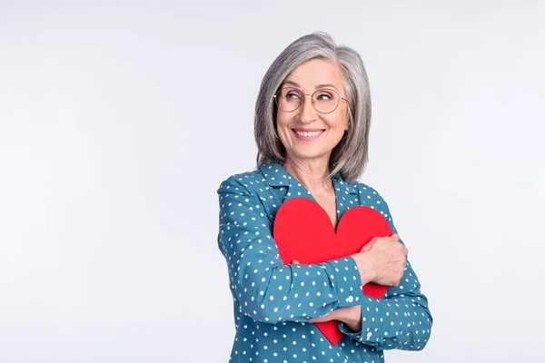 Foto de feliz sorridente alegre sonho empresária abraço abraço grande vermelho papel coração isolado no fundo de cor cinza — Fotografia de Stock