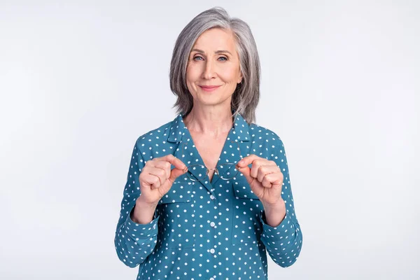 Foto ritratto di anziana donna d'affari indossa punteggiato occhiali camicia isolato su sfondo di colore bianco — Foto Stock