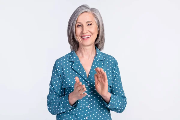 Porträtt av attraktiv glad glad medelålders kvinna dam applåderar presentatör isolerad över grå ljus pastell färg bakgrund — Stockfoto