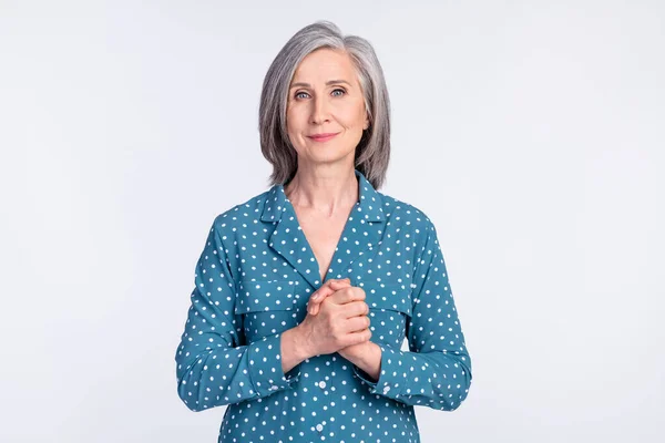 Porträtt av attraktivt innehåll klokt slag medelålders kvinna be isolerad över grått ljus pastell färg bakgrund — Stockfoto