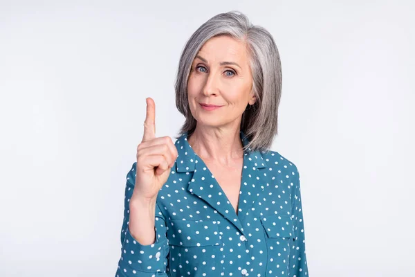 Foto ritratto della donna anziana dando consiglio puntando il dito verso l'alto ricordo isolato su sfondo di colore bianco — Foto Stock