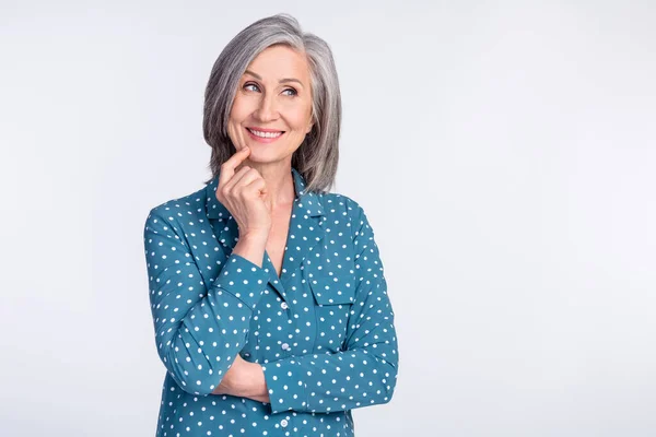 Foto de feliz sonriente mujer de negocios soñadora mirando copyspace pensamiento aislado sobre fondo de color gris —  Fotos de Stock