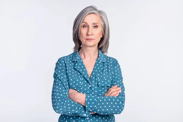 Retrato de atractivo serio experimentado experimentado señora de mediana edad brazos plegados aislados sobre fondo de color pastel claro gris — Foto de Stock