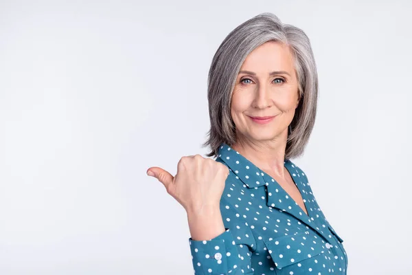 Profil côté photo de heureux positif vieille femme doigt pouce vide espace vente isolé sur fond de couleur grise — Photo