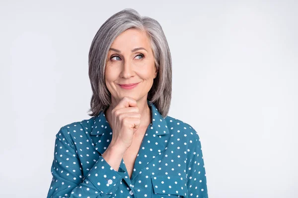 Foto di mentalità felice donna anziana tenere la mano mento sguardo spazio vuoto mentalità isolato su sfondo di colore grigio — Foto Stock