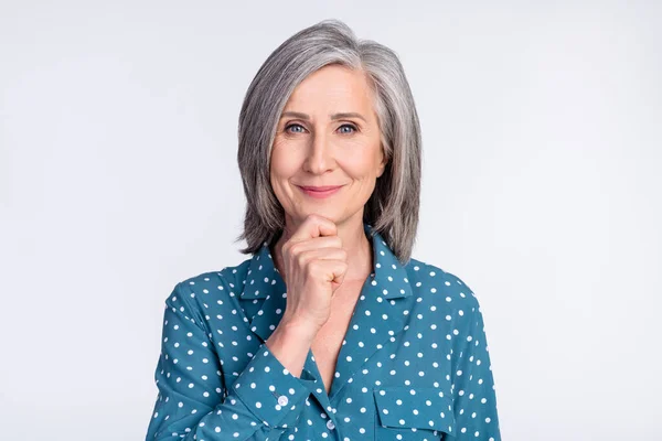 Foto retrato de mulher de negócios sênior inteligente pensativo tem ideia tocar queixo isolado no fundo de cor branca — Fotografia de Stock