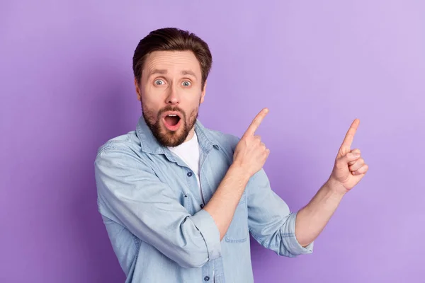 Fénykép fiatal megdöbbent meglepett ember pont ujjak másolás reklám elszigetelt lila színű háttér — Stock Fotó