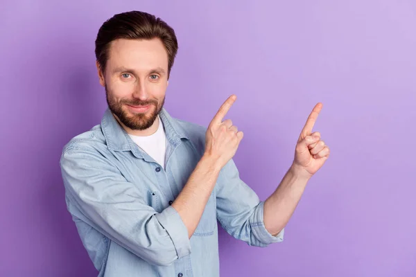 Fénykép a boldog jó hangulat jóképű szép férfi mutatóujjak másolás reklám elszigetelt lila színű háttér — Stock Fotó
