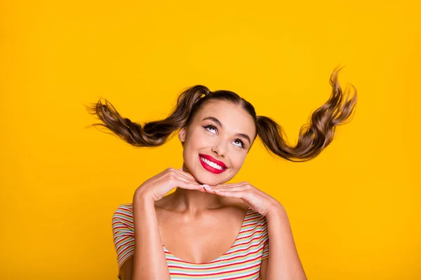 Foto di giovane bella attraente sorridente ragazza allegra con le code volanti guardare copyspace isolato su sfondo di colore giallo — Foto Stock