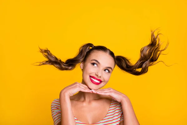 Ritratto di attraente glamour sognante allegra ragazza pensando capelli volare isolato su sfondo di colore giallo brillante — Foto Stock