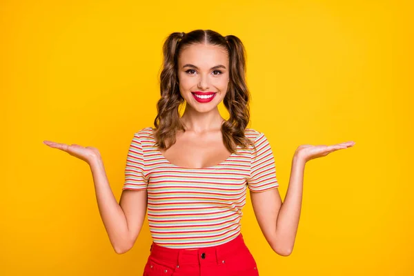 Φωτογραφία του νεαρού ελκυστικό χαμογελαστό χαρούμενο κορίτσι κρατήστε τα χέρια σε διαφήμιση ισορροπία απομονώνονται σε κίτρινο φόντο χρώμα — Φωτογραφία Αρχείου