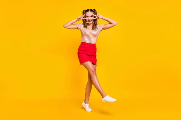 Foto de comprimento total da senhora dança mostrar v-sinal desgaste listrado camisa saia curta calçado isolado cor amarela fundo — Fotografia de Stock
