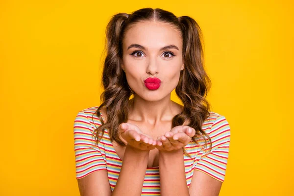 Retrato de jovem atraente linda bonita bonito doce menina agradável enviar beijo de ar na câmera isolada no fundo de cor amarela — Fotografia de Stock