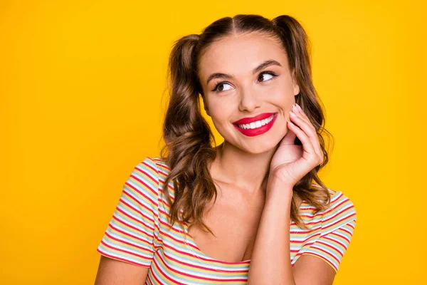 Retrato de joven hermosa chica bonita bastante dulce con lápiz labial rojo y coletas aspecto copyspace aislado sobre fondo de color amarillo — Foto de Stock