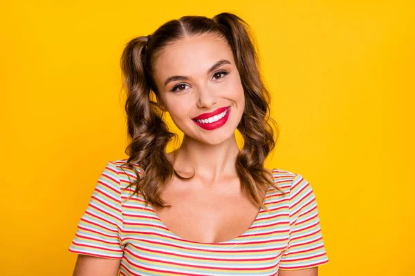 Retrato de jovem bonita atraente muito sorridente alegre menina de bom humor com duas tranças isoladas no fundo de cor amarela — Fotografia de Stock