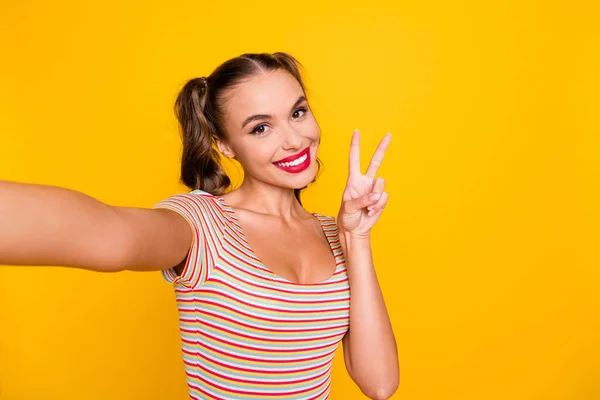 Zdjęcie pani zrobić selfie pokazując v-znak ząb uśmiech nosić paski koszula odizolowany żółty kolor tło — Zdjęcie stockowe