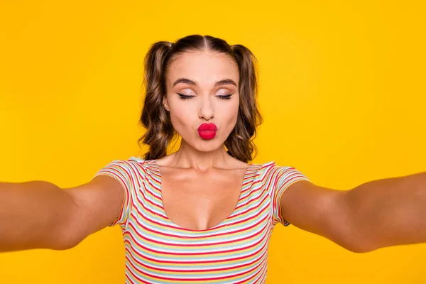 Автопортрет привабливої мрійливої гламурної дівчини, що посилає повітряний поцілунок ізольовано на яскраво-жовтому кольоровому фоні — стокове фото