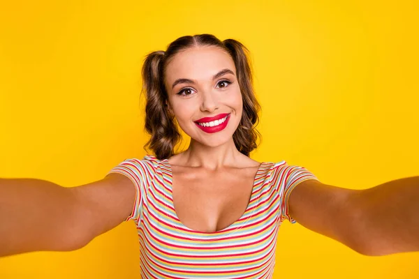 Foto de joven hermoso atractivo buen humor chica bastante dulce con labios rojos tomar selfie aislado sobre fondo de color amarillo — Foto de Stock