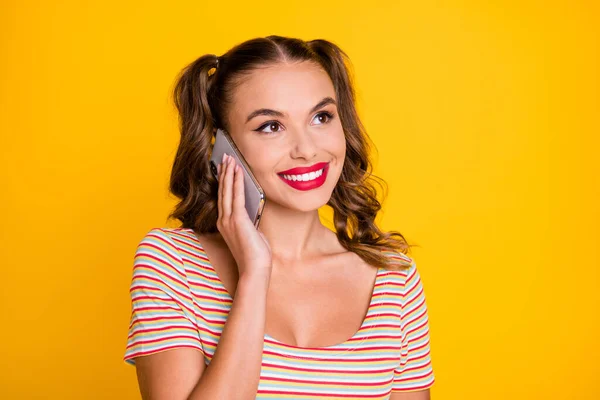 Foto von jungen attraktiven hübsch lächelnd fröhlich fröhliches Mädchen am Telefon isoliert auf gelbem Hintergrund — Stockfoto