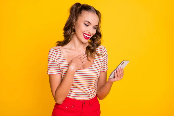 Foto van jong mooi mooi glimlachen vrolijk lachend meisje ontvangen sms in mobiele telefoon geïsoleerd op gele kleur achtergrond — Stockfoto