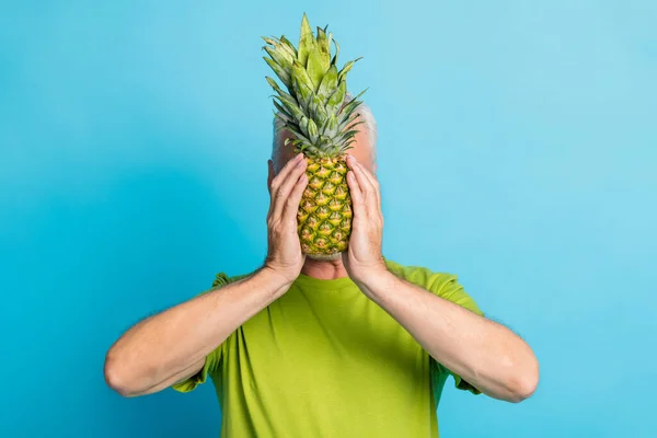 Foto van oude persoon armen houden ananas bedekking gezicht gekloot rond geïsoleerd op blauwe kleur achtergrond — Stockfoto