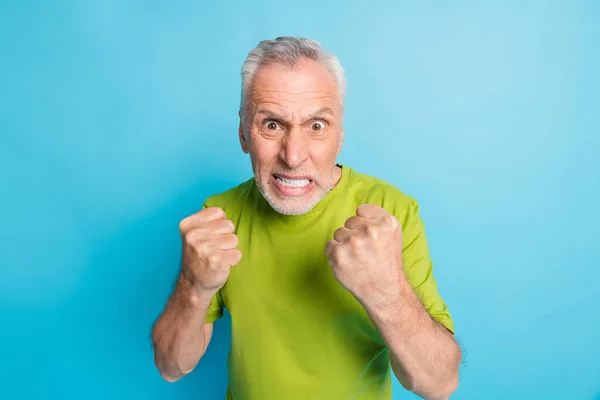 Portret van aantrekkelijke kwaad geïrriteerde grijs-harige man aanvallen u geïsoleerd over helder blauwe kleur achtergrond — Stockfoto