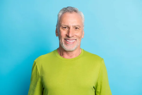 Portrét spokojený starý muž zubatý úsměv vzhled fotoaparát izolované na pastelové modré barvy pozadí — Stock fotografie