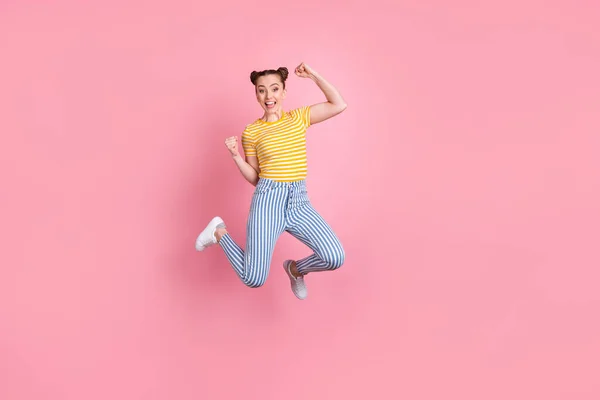 Портрет дивовижної дівчини, що стрибає з високими кулаками вгору відкритим ротом крик так ізольований на рожевому кольоровому фоні — стокове фото